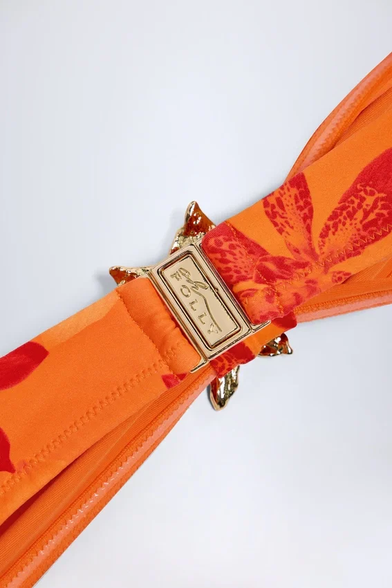 Baracoa bikinitopp med halterneck och metallbeslag i orange orkidé-mönster Baracoa bikinitopp med halterneck och metallbeslag i orange orkidé-mönster