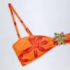Baracoa bikinitopp med halterneck och metallbeslag i orange orkidé-mönster Baracoa bikinitopp med halterneck och metallbeslag i orange orkidé-mönster
