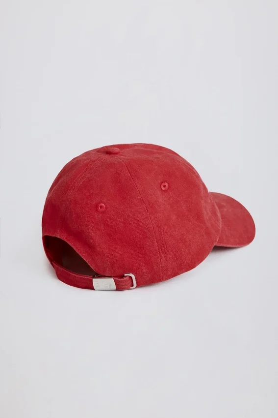 Baseballkeps i mörkrött Baseballkeps i mörkrött