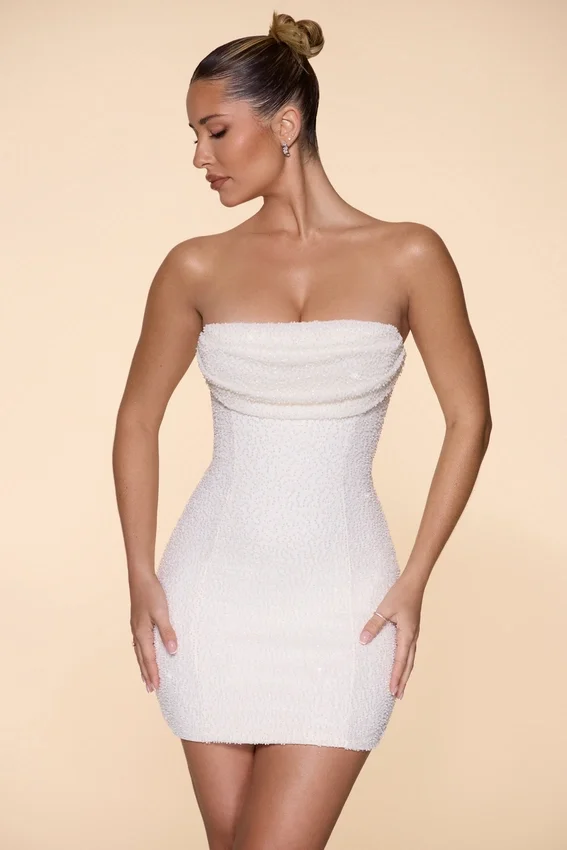 Basel Embellished Strapless Cowl Neck Miniklänning i Ivory Basel Embellished Strapless Cowl Neck Miniklänning i Ivory