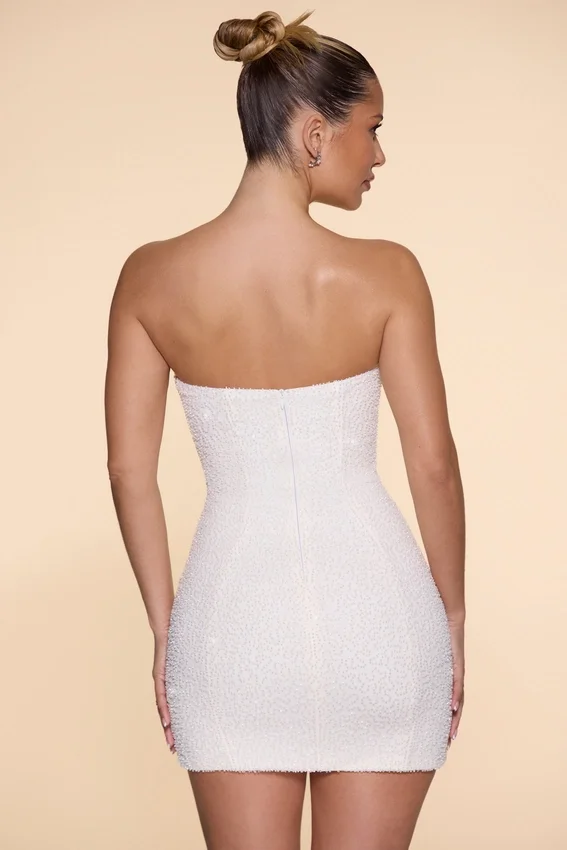 Basel Embellished Strapless Cowl Neck Miniklänning i Ivory Basel Embellished Strapless Cowl Neck Miniklänning i Ivory