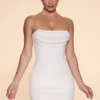 Basel Embellished Strapless Cowl Neck Miniklänning i Ivory Basel Embellished Strapless Cowl Neck Miniklänning i Ivory