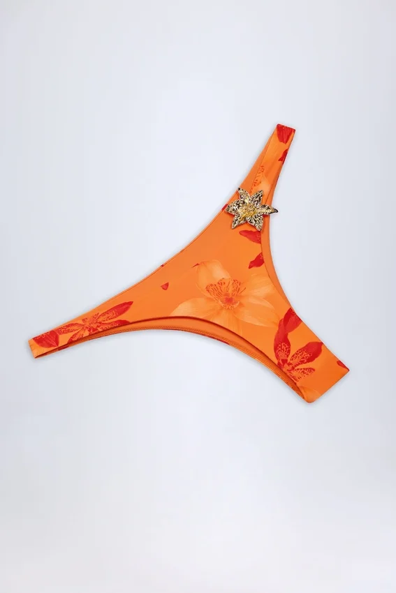 Beqa Bikinibyxor med metalldetaljer i orange orkidé-mönster Beqa Bikinibyxor med metalldetaljer i orange orkidé-mönster