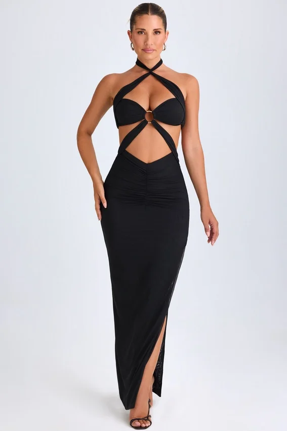 Bethania maxiklänning med halterneck och utskärningar i svart Bethania maxiklänning med halterneck och utskärningar i svart