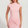 Blair Jersey Turtleneck Ruched Backless Miniklänning i rosa Blair Jersey Turtleneck Ruched Backless Miniklänning i rosa