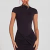 Blair Jersey Turtleneck Ruched Backless Miniklänning i svart Blair Jersey Turtleneck Ruched Backless Miniklänning i svart