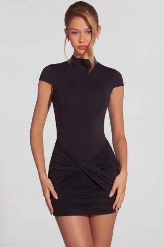 Blair Jersey Turtleneck Ruched Backless Miniklänning i svart Blair Jersey Turtleneck Ruched Backless Miniklänning i svart