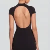 Blair Jersey Turtleneck Ruched Backless Miniklänning i svart Blair Jersey Turtleneck Ruched Backless Miniklänning i svart