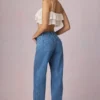 Bobbi Mid-Rise Barrel-Leg Jeans i mellblå tvätt Bobbi Mid-Rise Barrel-Leg Jeans i mellblå tvätt