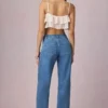 Bobbi Mid-Rise Barrel-Leg Jeans i mellblå tvätt Bobbi Mid-Rise Barrel-Leg Jeans i mellblå tvätt