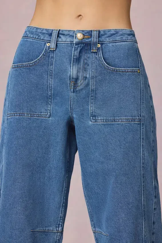 Bobbi Mid-Rise Barrel-Leg Jeans i mellblå tvätt Bobbi Mid-Rise Barrel-Leg Jeans i mellblå tvätt