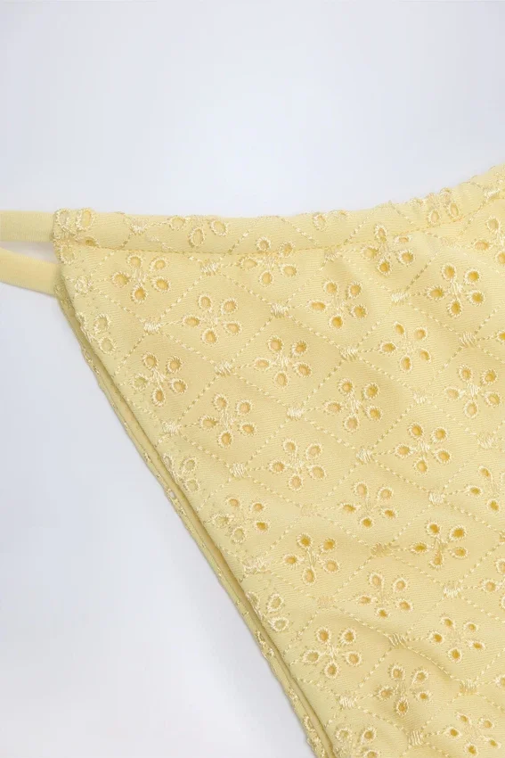 Bosa Broderie Anglaise bikinibyxor med dragsko i citrongult Bosa Broderie Anglaise bikinibyxor med dragsko i citrongult