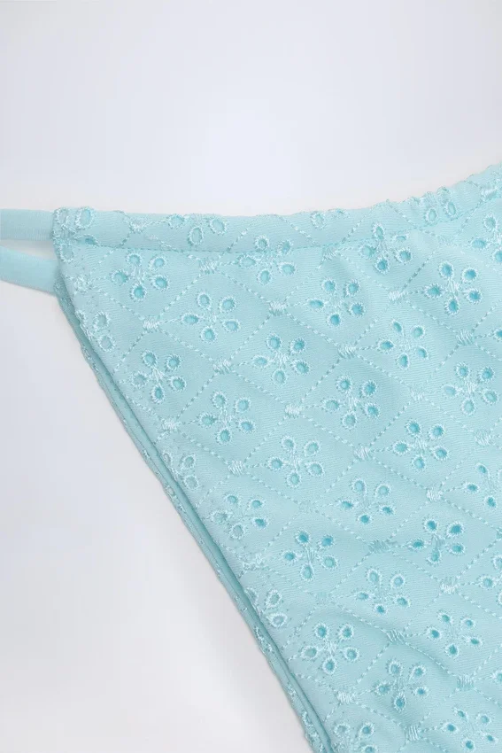Bosa Broderie Anglaise bikinibyxor med dragsko i puderblått Bosa Broderie Anglaise bikinibyxor med dragsko i puderblått