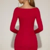 Briallen mjuk jersey-miniklänning med båthals och drapering i äkta rött Briallen mjuk jersey-miniklänning med båthals och drapering i äkta rött