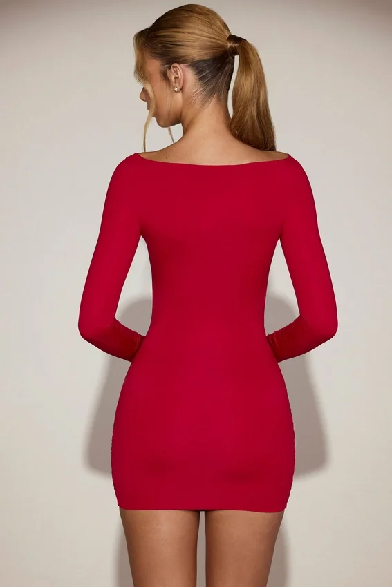 Briallen mjuk jersey-miniklänning med båthals och drapering i äkta rött Briallen mjuk jersey-miniklänning med båthals och drapering i äkta rött