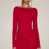 Briallen mjuk jersey-miniklänning med båthals och drapering i äkta rött Briallen mjuk jersey-miniklänning med båthals och drapering i äkta rött