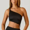Brisa asymmetrisk crop top med rynkad detalj i svart Brisa asymmetrisk crop top med rynkad detalj i svart