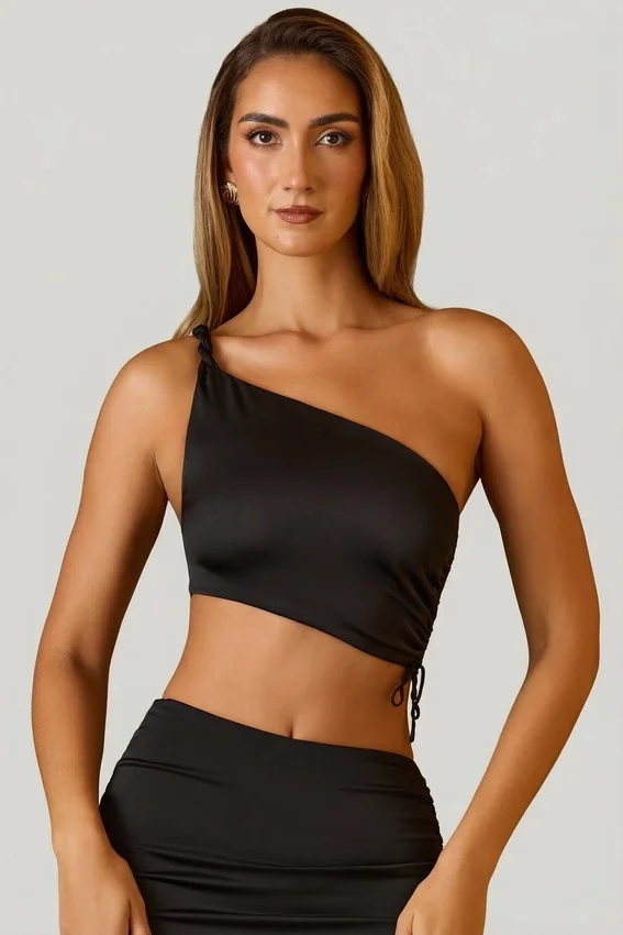 Brisa asymmetrisk crop top med rynkad detalj i svart Brisa asymmetrisk crop top med rynkad detalj i svart