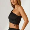 Brisa asymmetrisk crop top med rynkad detalj i svart Brisa asymmetrisk crop top med rynkad detalj i svart
