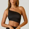 Brisa asymmetrisk crop top med rynkad detalj i svart Brisa asymmetrisk crop top med rynkad detalj i svart