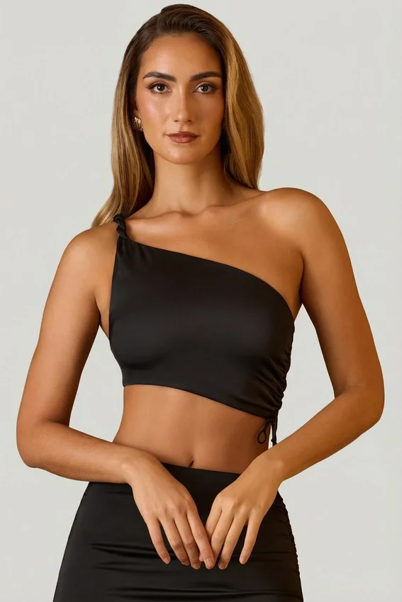 Brisa asymmetrisk crop top med rynkad detalj i svart Brisa asymmetrisk crop top med rynkad detalj i svart