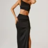 Brisa asymmetrisk crop top med rynkad detalj i svart Brisa asymmetrisk crop top med rynkad detalj i svart