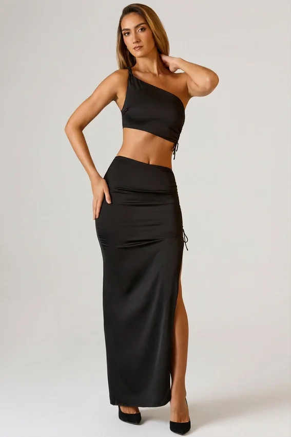 Brisa asymmetrisk crop top med rynkad detalj i svart Brisa asymmetrisk crop top med rynkad detalj i svart
