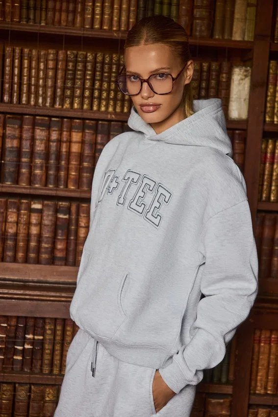 Broderad oversized-hoodie i gråmelerad Broderad oversized-hoodie i gråmelerad