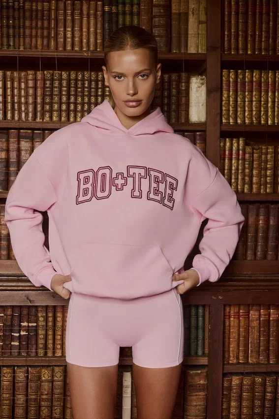 Broderad oversized-hoodie i puderrosa Broderad oversized-hoodie i puderrosa
