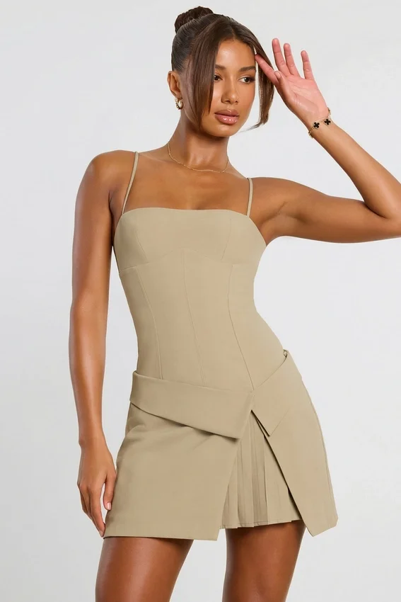 Bruna vävd twill-miniklänning med veck och överlappande snitt i taupe Bruna vävd twill-miniklänning med veck och överlappande snitt i taupe