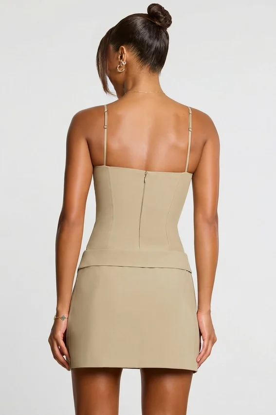 Bruna vävd twill-miniklänning med veck och överlappande snitt i taupe Bruna vävd twill-miniklänning med veck och överlappande snitt i taupe
