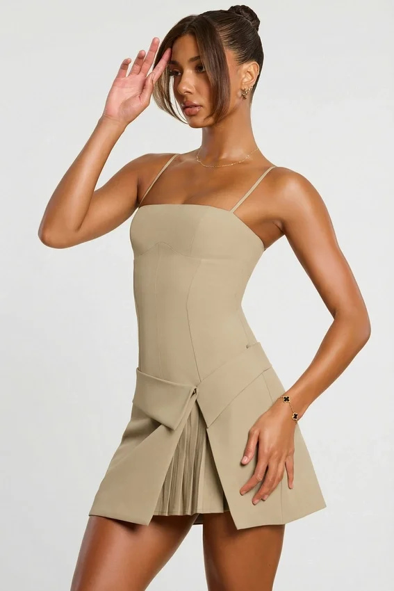 Bruna vävd twill-miniklänning med veck och överlappande snitt i taupe Bruna vävd twill-miniklänning med veck och överlappande snitt i taupe