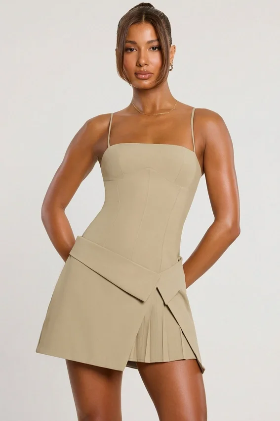 Bruna vävd twill-miniklänning med veck och överlappande snitt i taupe Bruna vävd twill-miniklänning med veck och överlappande snitt i taupe
