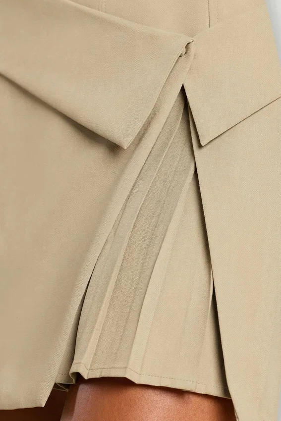 Bruna vävd twill-miniklänning med veck och överlappande snitt i taupe Bruna vävd twill-miniklänning med veck och överlappande snitt i taupe