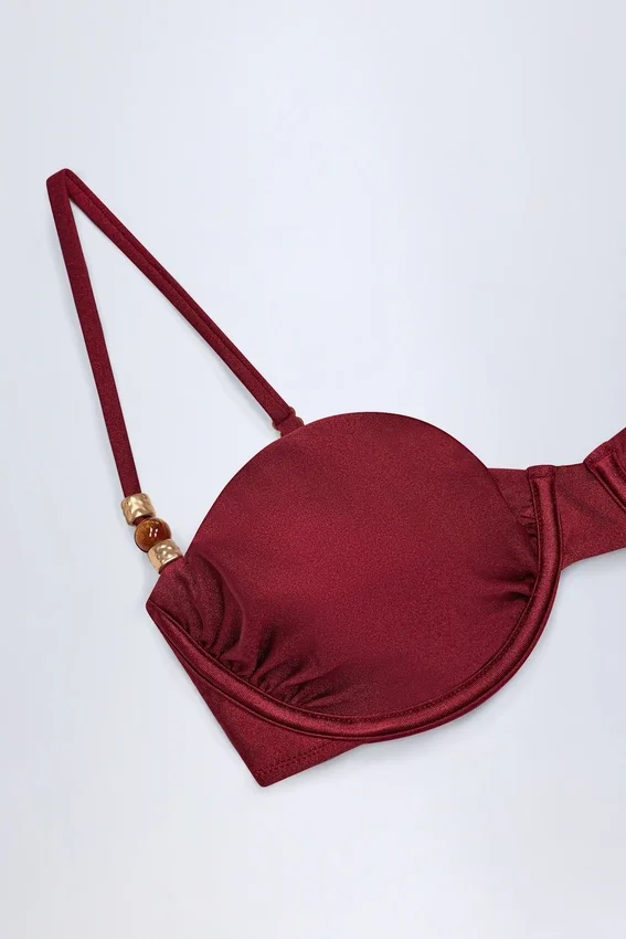 Bruny bikinitopp med bygel, rynkad och prydd med pärlor i mörk körsbärsröd Bruny bikinitopp med bygel, rynkad och prydd med pärlor i mörk körsbärsröd