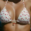 Calella triangel-bikinitopp med charmdetaljer i körsbärsmönster Calella triangel-bikinitopp med charmdetaljer i körsbärsmönster