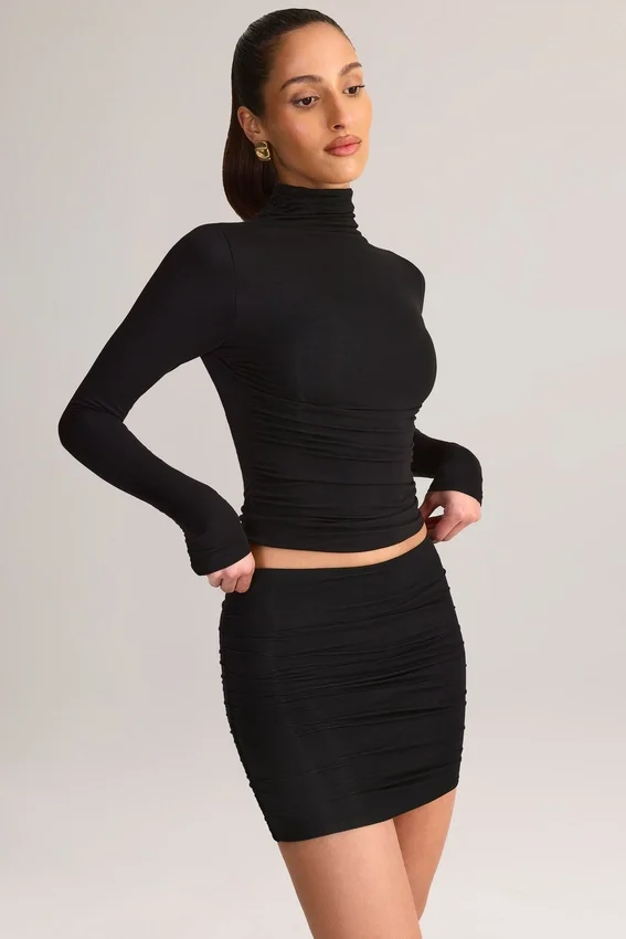 Cali Modal Ruched Mid-Rise Mini Kjol i svart Cali Modal Ruched Mid-Rise Mini Kjol i svart