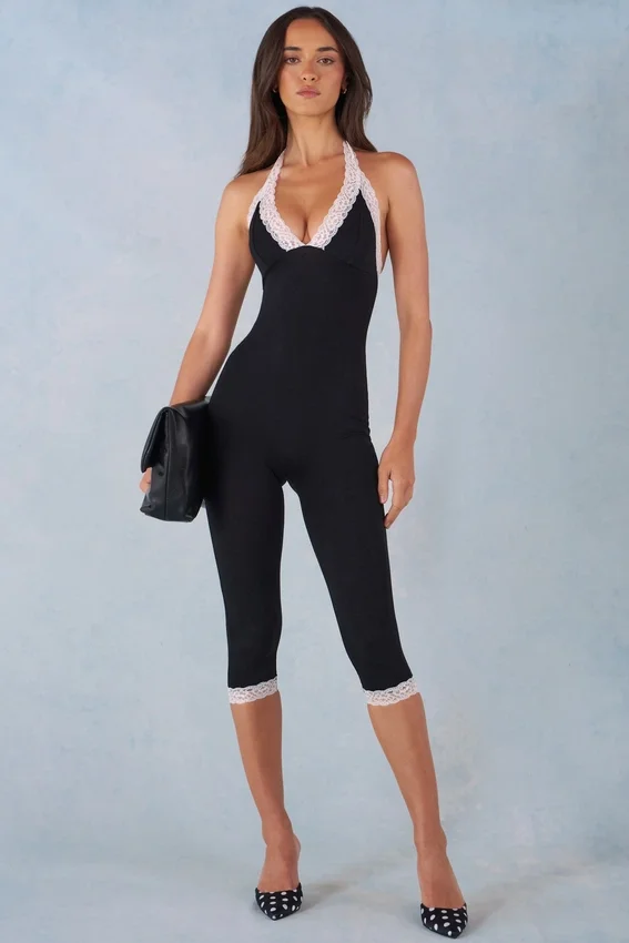 Calla Modal Lace-Trim Capri Jumpsuit i svart Calla Modal Lace-Trim Capri Jumpsuit i svart