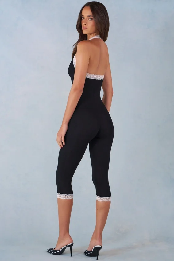 Calla Modal Lace-Trim Capri Jumpsuit i svart Calla Modal Lace-Trim Capri Jumpsuit i svart