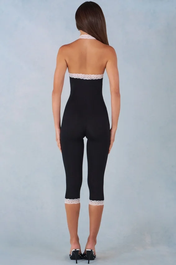 Calla Modal Lace-Trim Capri Jumpsuit i svart Calla Modal Lace-Trim Capri Jumpsuit i svart
