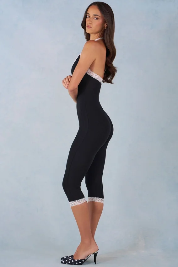 Calla Modal Lace-Trim Capri Jumpsuit i svart Calla Modal Lace-Trim Capri Jumpsuit i svart