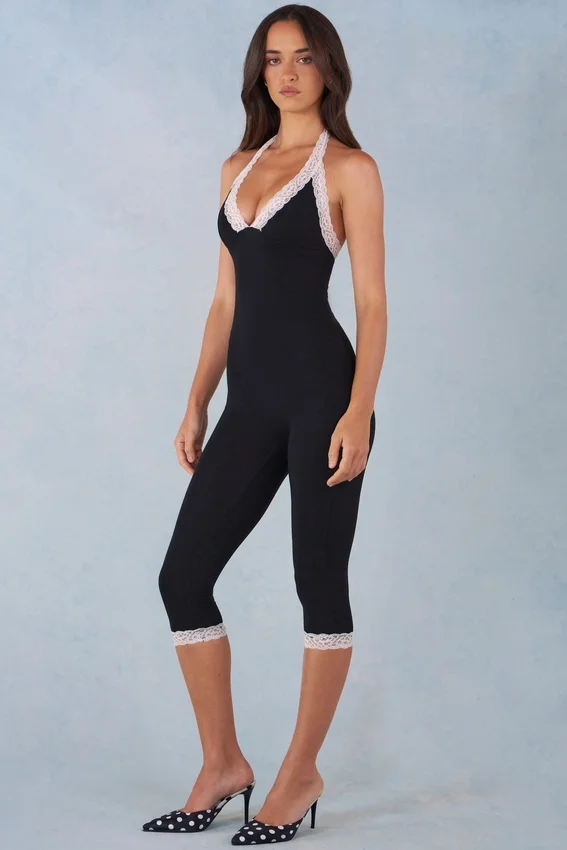 Calla Modal Lace-Trim Capri Jumpsuit i svart Calla Modal Lace-Trim Capri Jumpsuit i svart