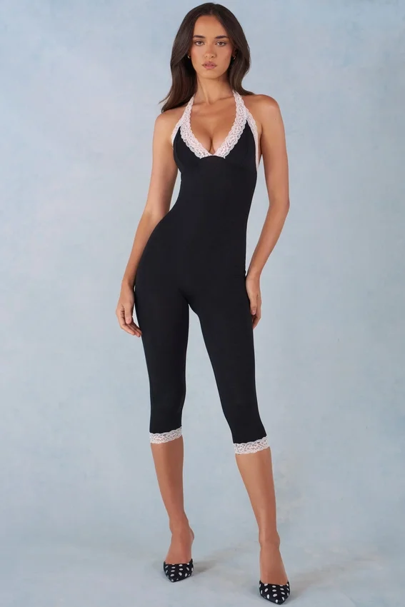 Calla Modal Lace-Trim Capri Jumpsuit i svart Calla Modal Lace-Trim Capri Jumpsuit i svart