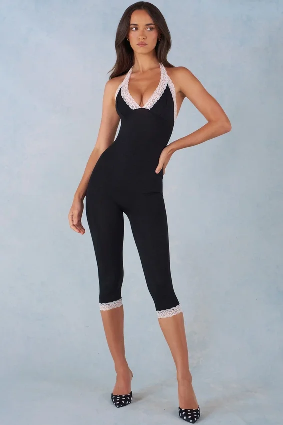 Calla Modal Lace-Trim Capri Jumpsuit i svart Calla Modal Lace-Trim Capri Jumpsuit i svart