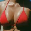 Canggu triangel-bikinitopp med charmdetaljer i eldrött Canggu triangel-bikinitopp med charmdetaljer i eldrött