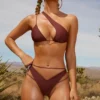Carmella asymmetrisk bikinitopp i brunt Carmella asymmetrisk bikinitopp i brunt