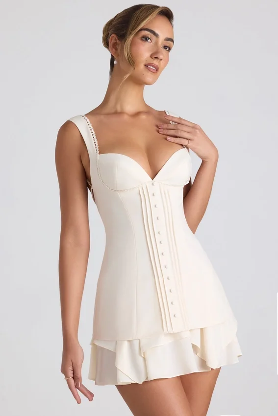 Cassandra miniklänning med volangkant och knappdetaljer i färgen Ivory Cassandra miniklänning med volangkant och knappdetaljer i färgen Ivory