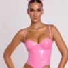 Cassandra vinylkorsett-crop-top med bygel i rosa Cassandra vinylkorsett-crop-top med bygel i rosa
