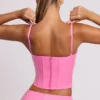 Cassandra vinylkorsett-crop-top med bygel i rosa Cassandra vinylkorsett-crop-top med bygel i rosa