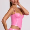 Cassandra vinylkorsett-crop-top med bygel i rosa Cassandra vinylkorsett-crop-top med bygel i rosa